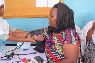 坦桑尼亚妇女正在测量血压